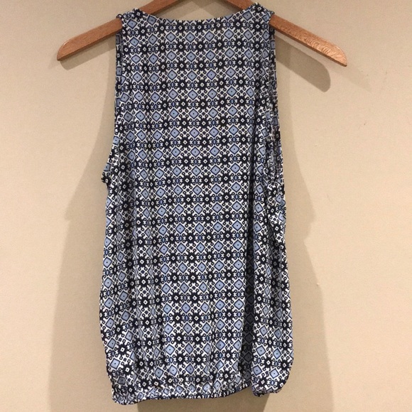 Collective Concepts Stylish V-neck Blouse - Picture 2 of 3